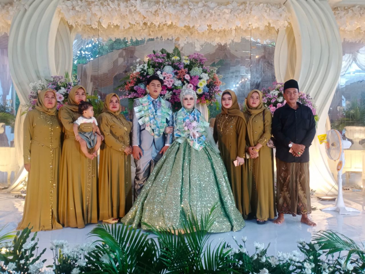 Acara resepsi pernikahan Mohammad Rosi dengan Putri Rahmawati