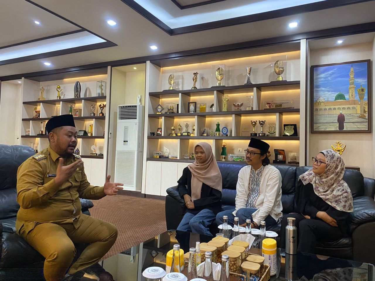 Gus Yani selaku Bupati Gresik menerima Aeshnina Azzahra Aqilani