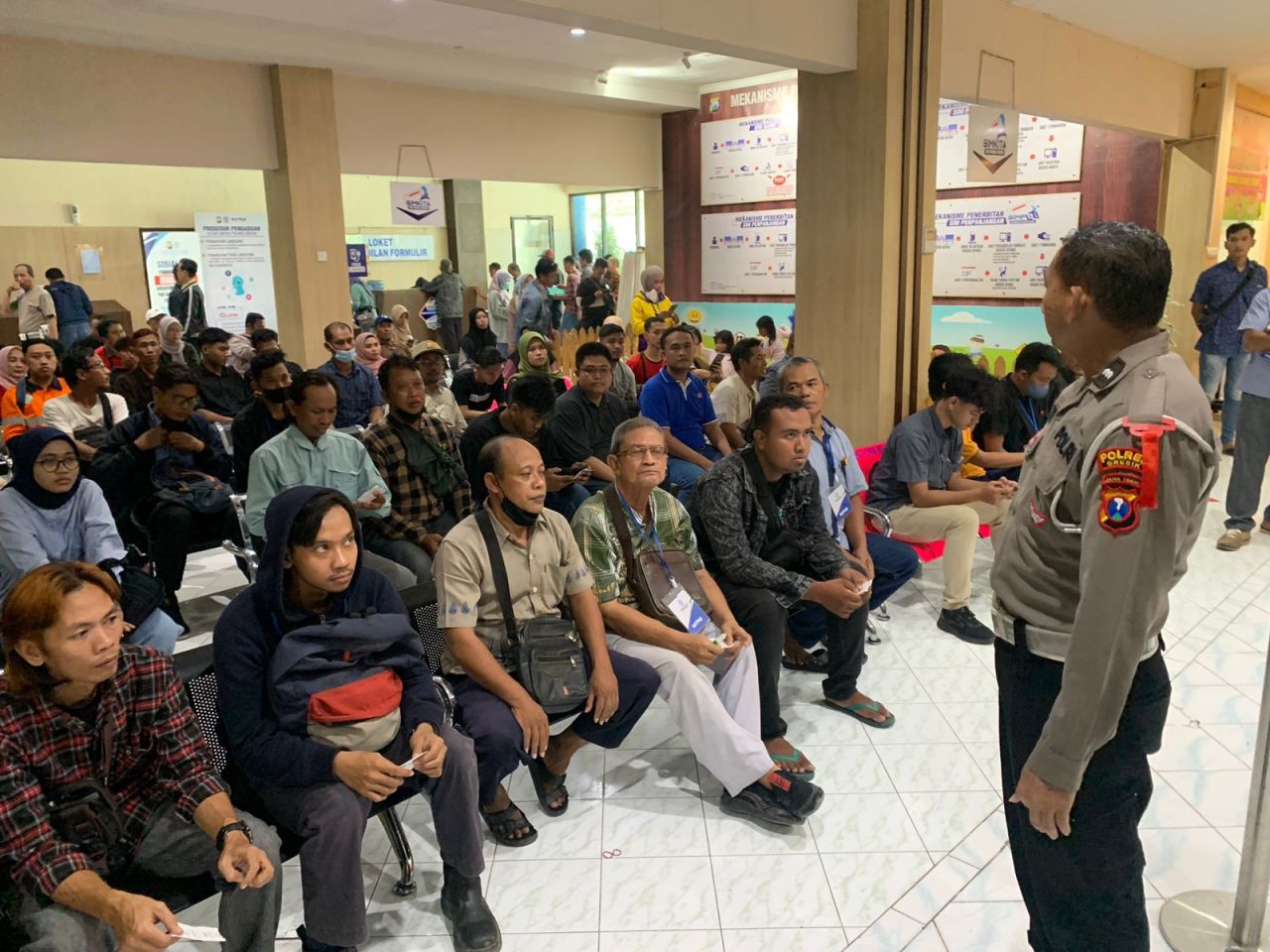 Masyarakat Membludak Penuhi Layanan Pembuatan SIM di satlantas polres gresik