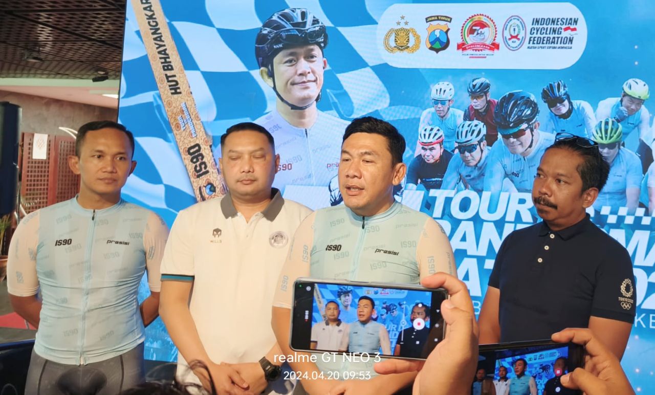 Ketua Panitia Tour De Panderman Kombes Pol. Adewira Negara Siregar bersama Kapolres Pasuruan AKBP Teddy Chandra launcing Tour De Panderman