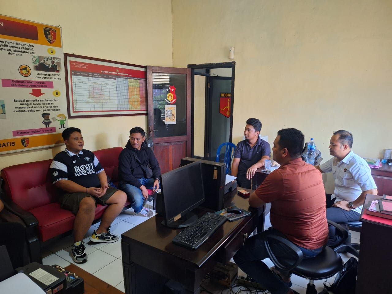 Tim penyidik Intel Kejari Kabupaten Pasuruan serahkan Dicky Firman Rizard ke Polres Pasuruan