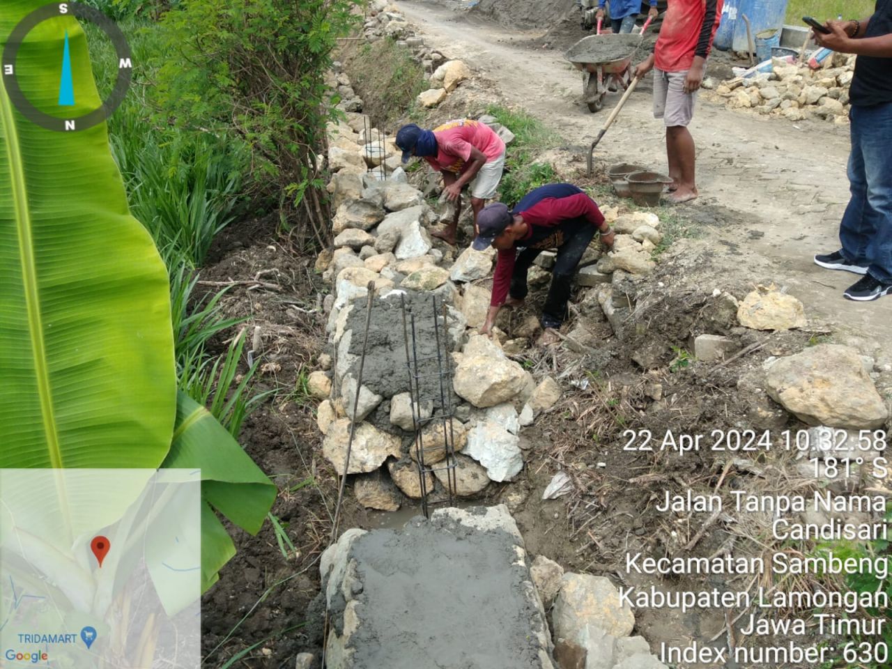 Tukang sedang mengerjakan TPT di Desa Candisari