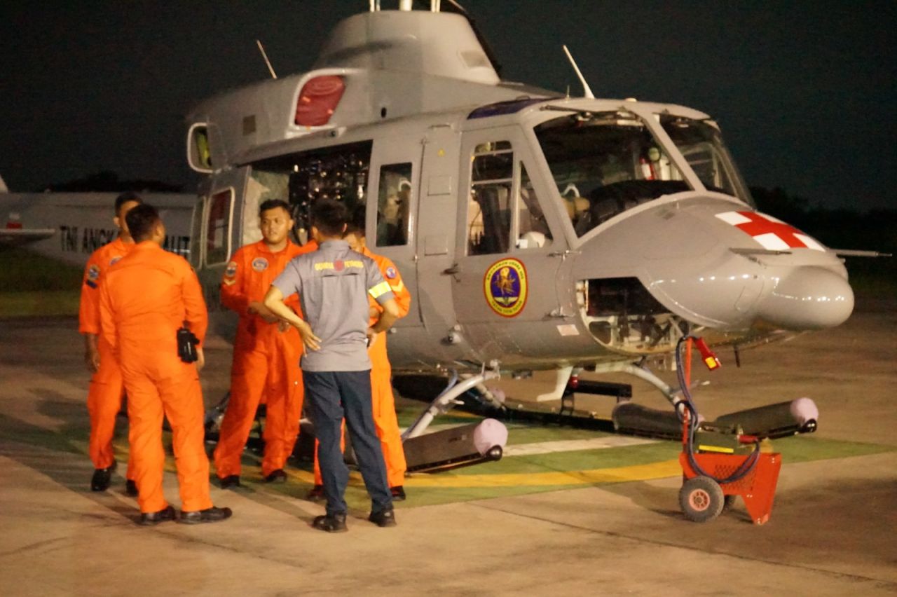 latihan terbang di malam hari di area latihan sekitar Banjar Kemuning, Sidoarjo