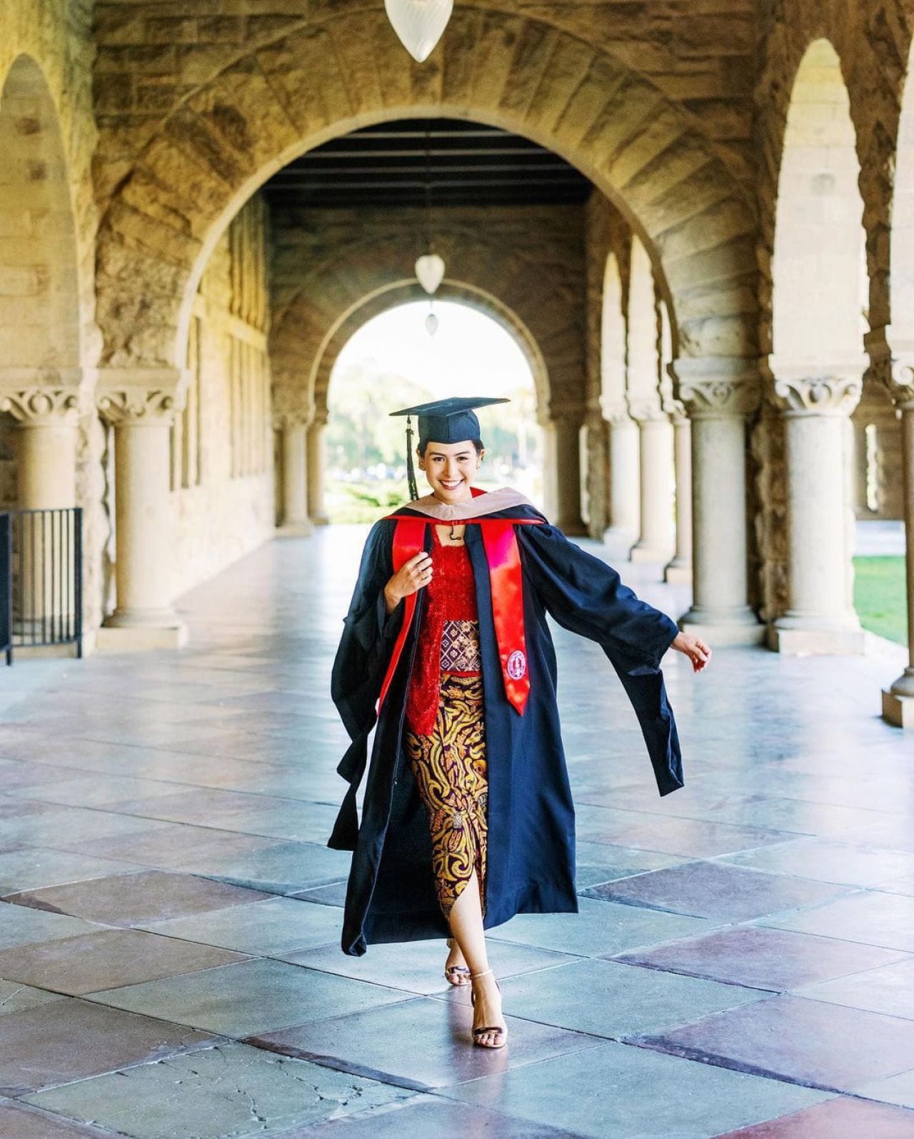 (Maudy Ayunda lulus S2 di Stanford University) (sumber: instagram @maudyayunda)