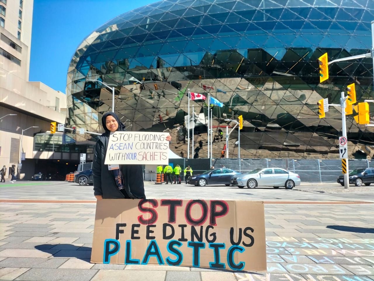 Aeshnina Azzahra Aqilani melakukan protes terhadap produsen-produsen penghasil kebutuhan sehari-hari yang gunakan plastik