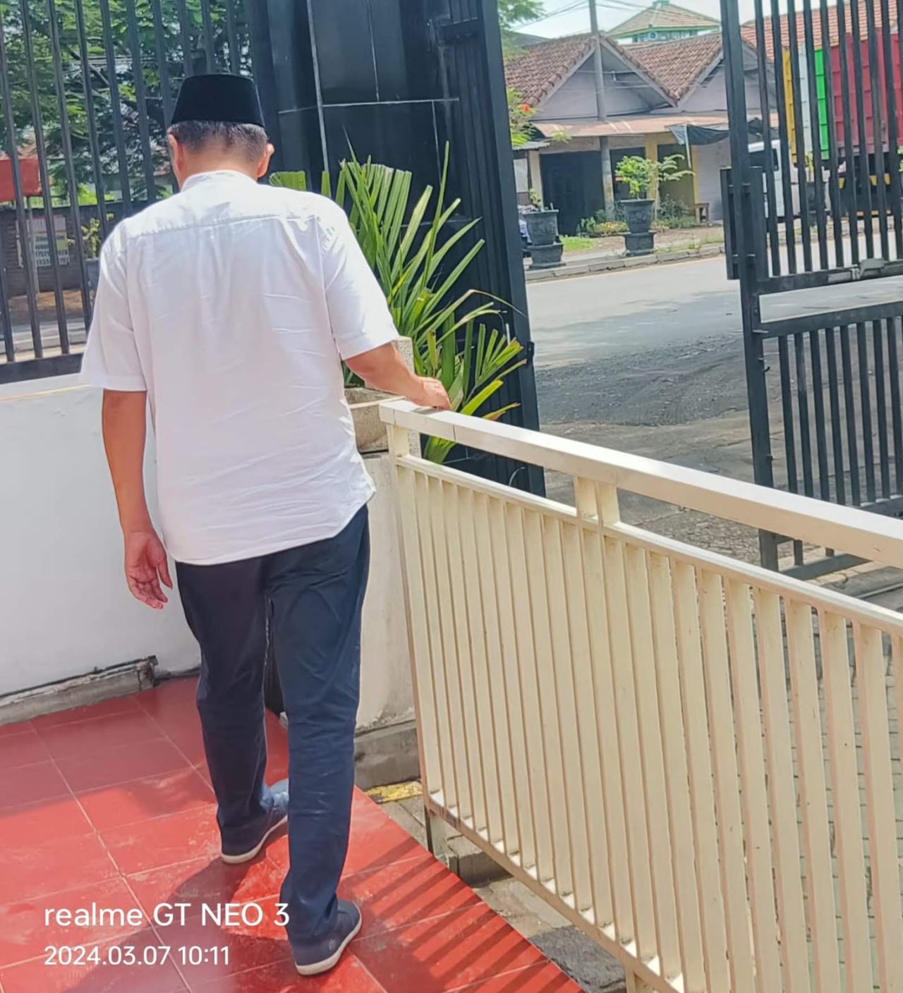 Sekertaris DPRD Kabupaten Pasuruan, M. Ridwan usai dimintai keterangan oleh penyidik kejaksaan