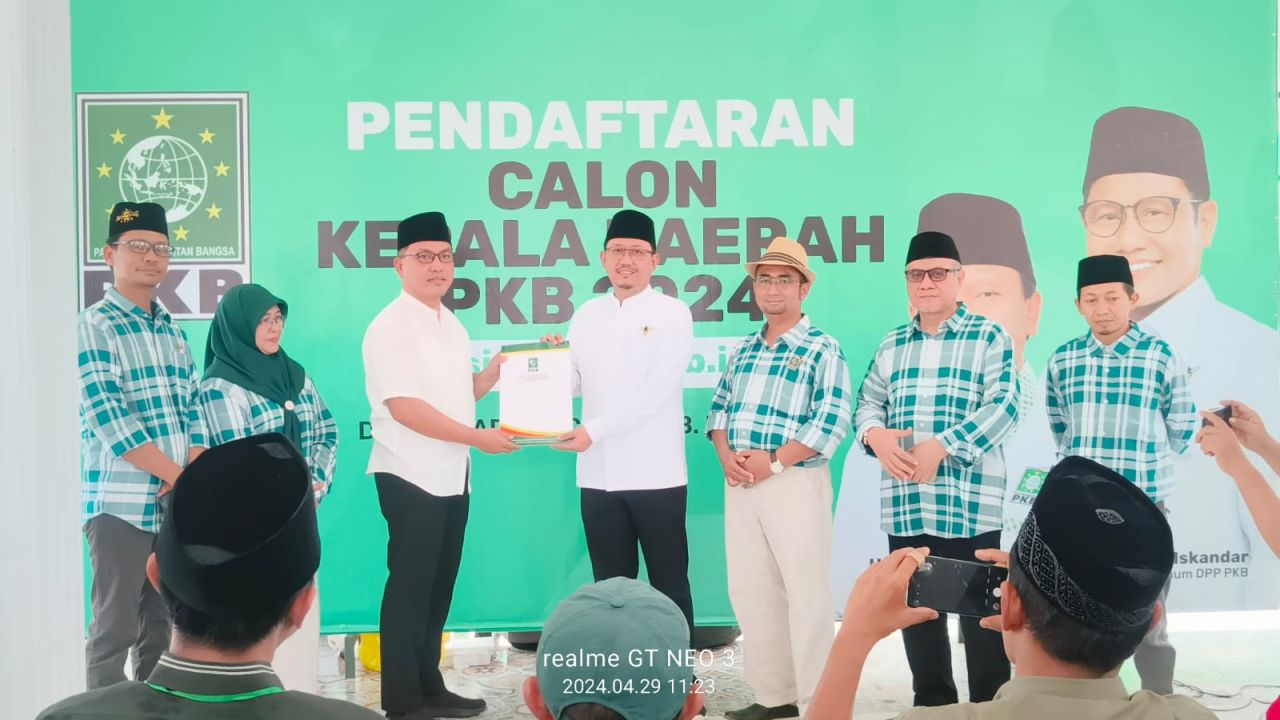 Sudiono Fauzan Ketua DPRD Kabupaten Pasuruan bersama pengurus PAC dan Fraksi PKB usai mendaftarkan diri sebagai Bakal Calon Bupati Pasuruan di kantor DPC PKB setempat.