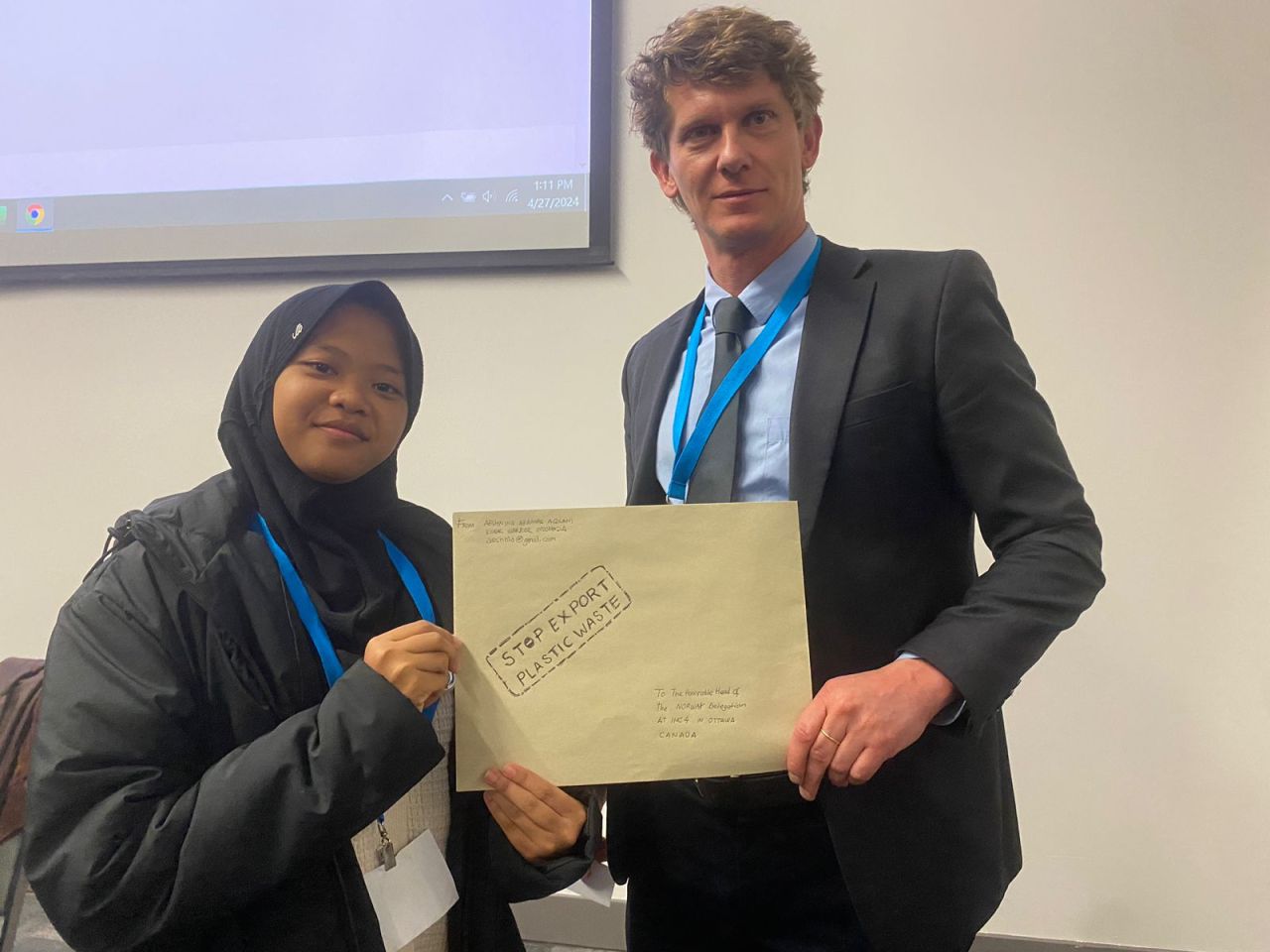 Aeshnina Azzahra Aqilani menyerahkan surat protes ke Delegasi Noerwegia