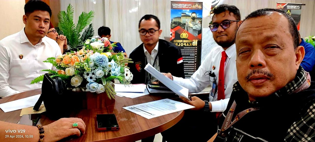 Jusuf Rizal bersama Edison Siahaan dan bebrapa kuasa hukum