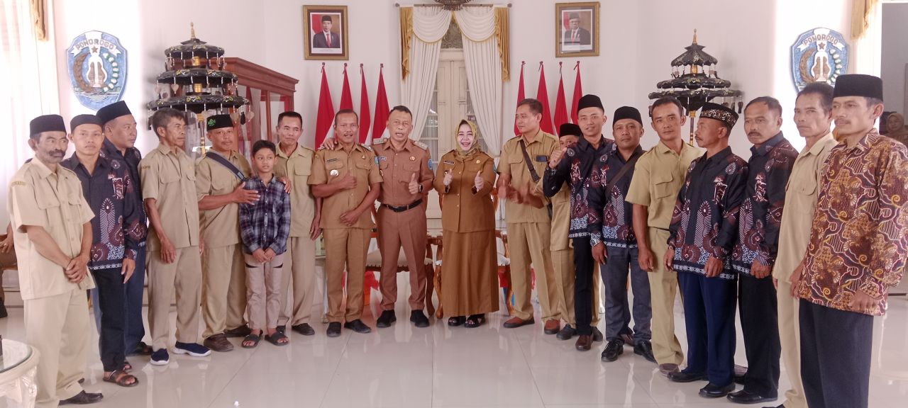 Foto : Bupati Ponorogo H. Sugiri Sancoko, Wakil bupati Bunda Lisdiarita Kepala Desa Baosan kidul besetta perangkat , BPD dan tokoh masyarakat