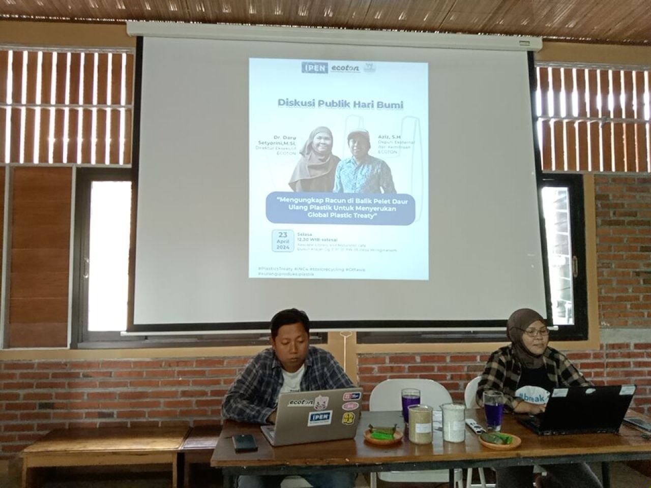 Daru Setyorini bersama Azis saat diskusi publik di aula Aescape Library and Naturalist Cafe