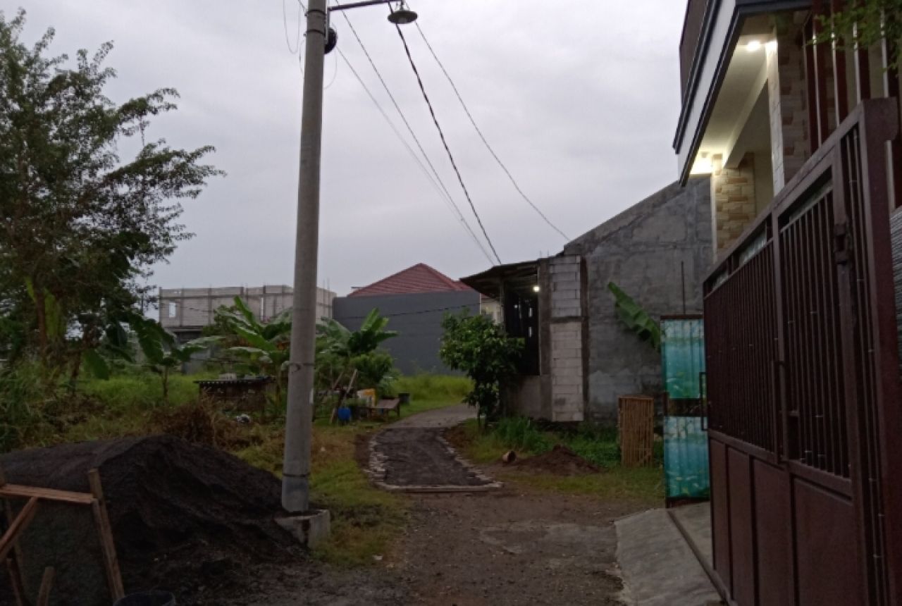 Tiang listrik PLN yang berdiri di tengah jalan mendapat protes dari warga