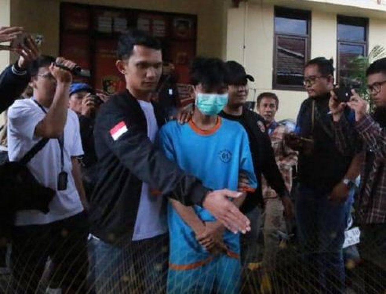 Tersangka yang berinisial AMS