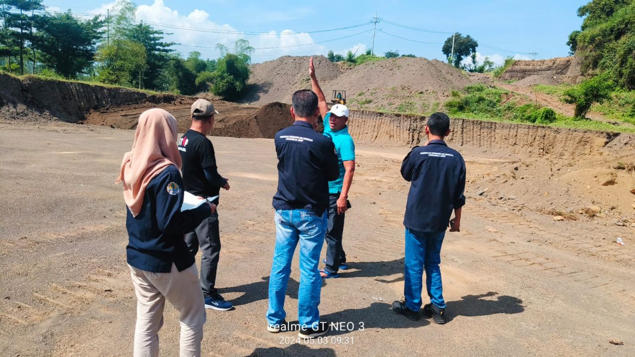 Tim gabungan Satpol PP dan DLH Kabupaten Pasuruan didampingi pemilih lahan H Munir cros cek ke lokasi area Pacuan kuda