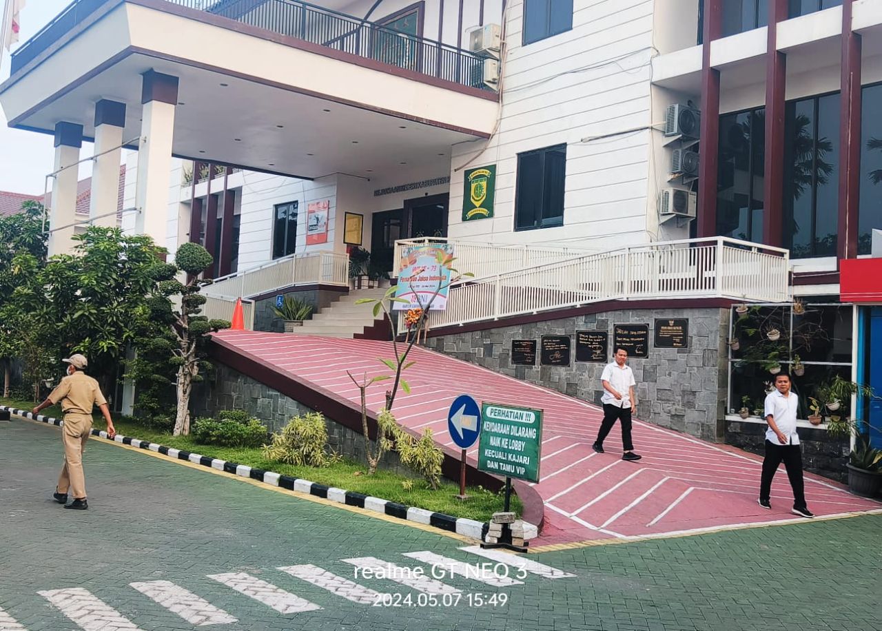 Pegawai BPKPD Kabupaten usai diperiksa penyidik Kejari terkait kasus pemotongan insentif