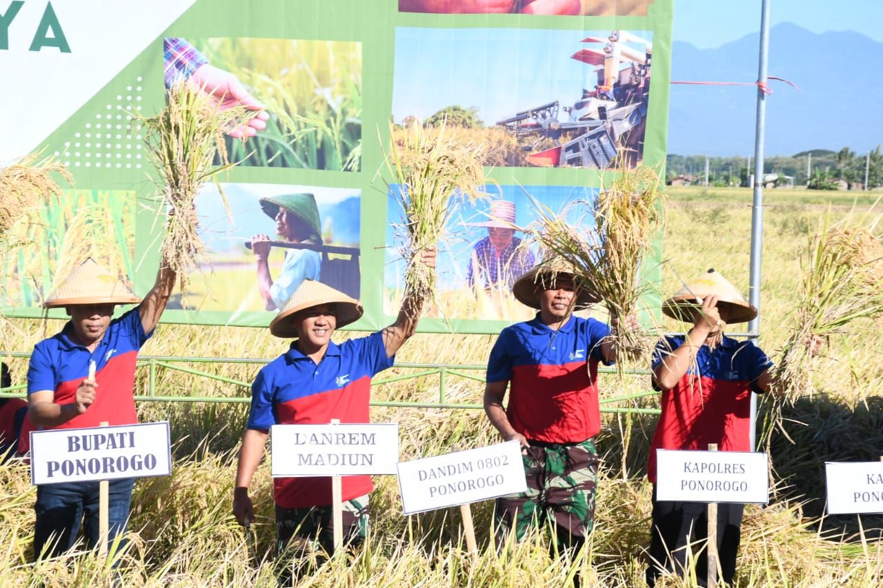 Dandim 0802/Ponorogo Dampingi Danrem 081/Dsj Hadiri Panen Raya Padi