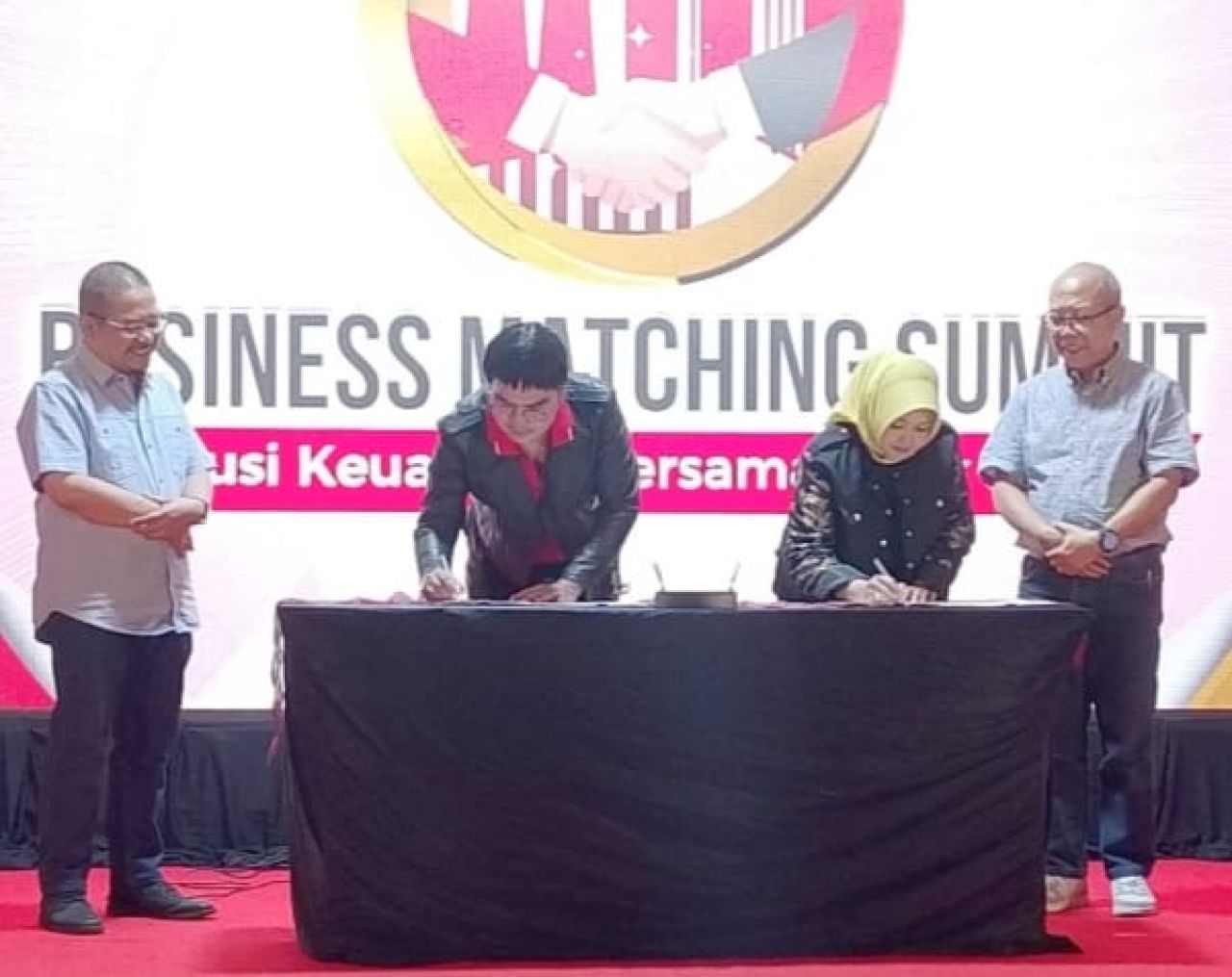 Ketua KADIN Kabupaten Pasuruan, Eko Widiyanto MoU dengan Bank Jatim di program Business Matching Summit (BMS) yang digelar di Taman Candra Wilwatikta, Pandaan.