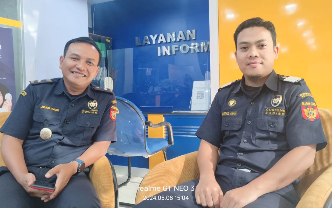 Joko Wuri Humas Bea Cukai Pasuruan didampingi Kafithul Anam memberikan stetmen terkait penangkapan rokok ilegal