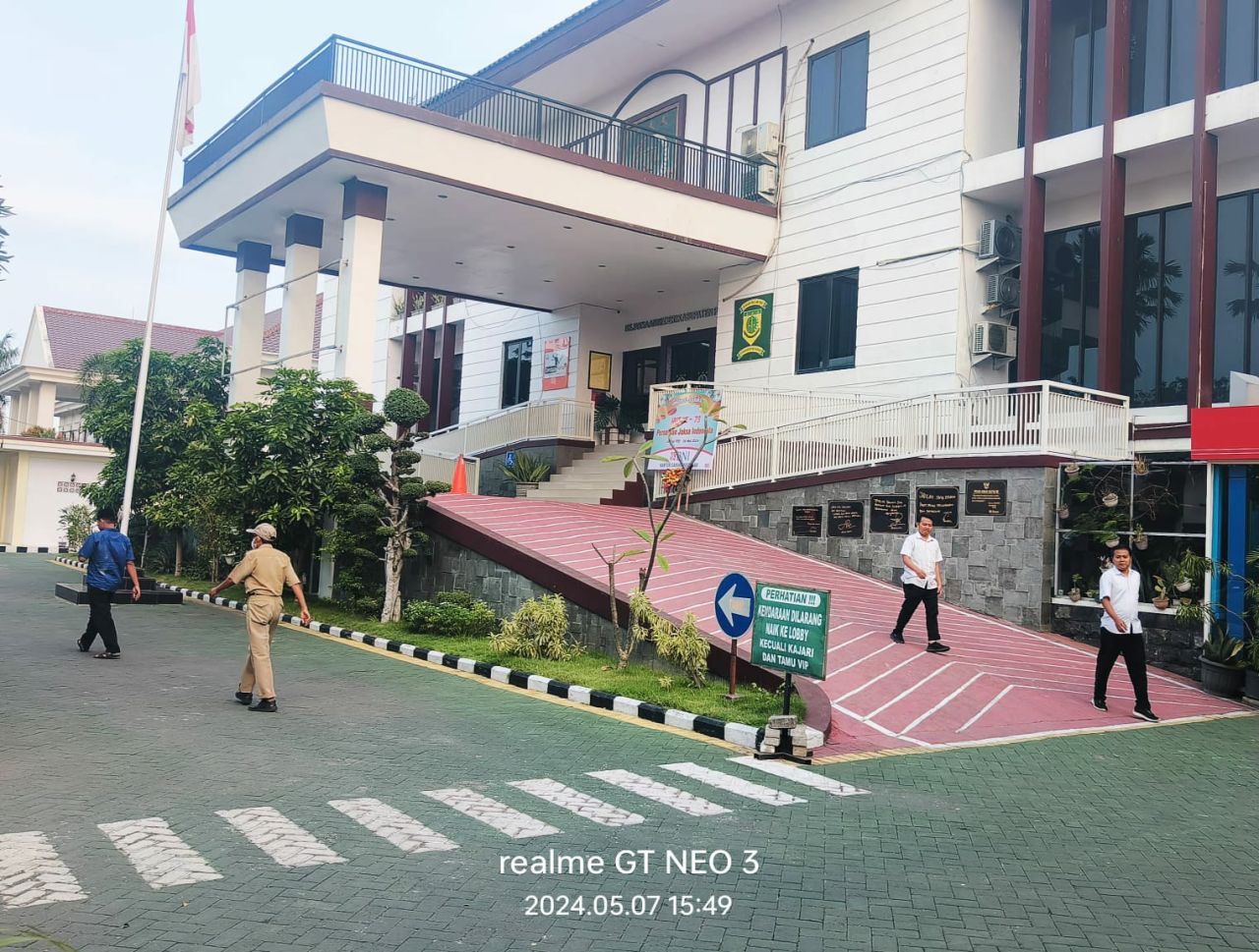 Salah seorang pegawai BPKPD Kabupaten Pasuruan usai diminta keterangan penyidik Kejari Kabupaten Pasuruan.