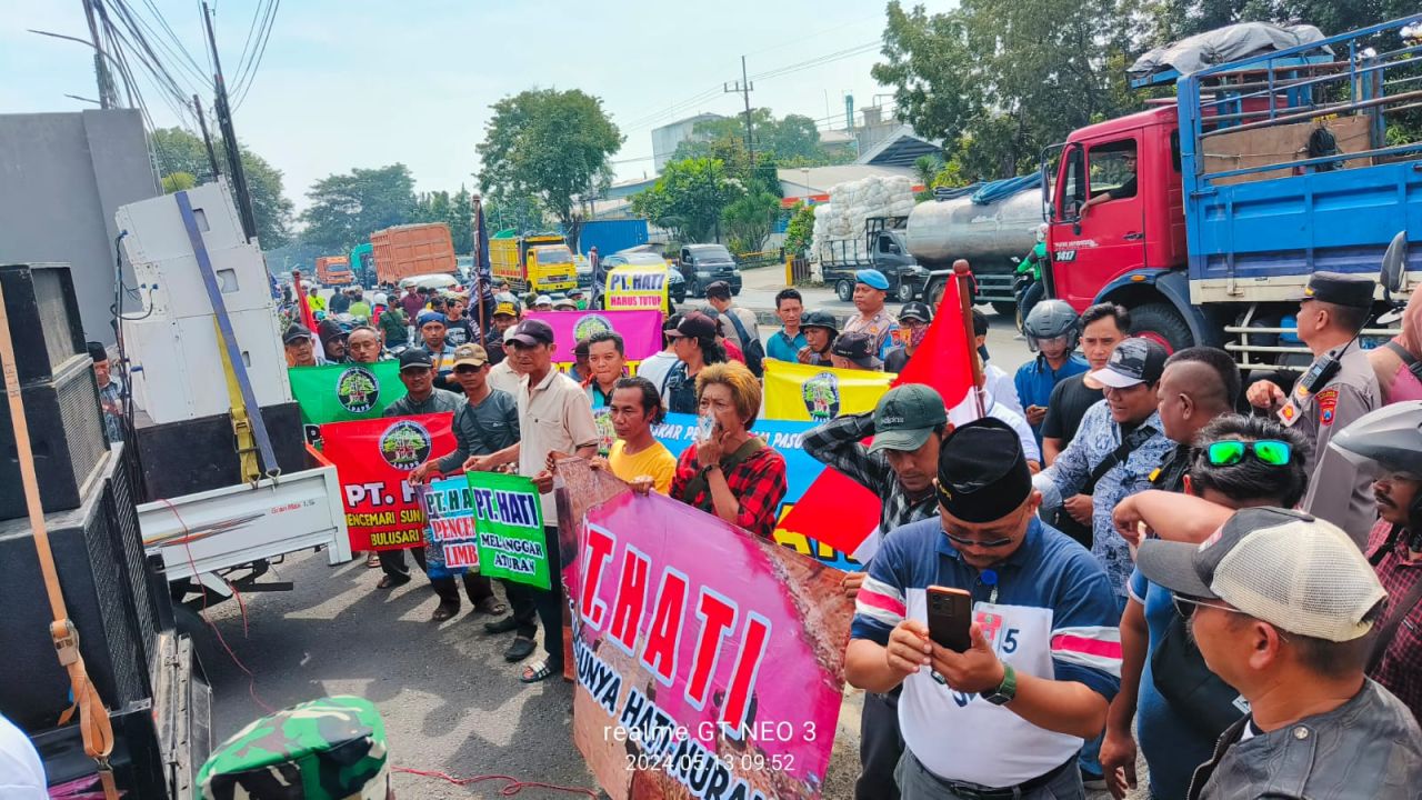 Sejumlah warga bersama petani melakukan aksi demo didepan PT HATI