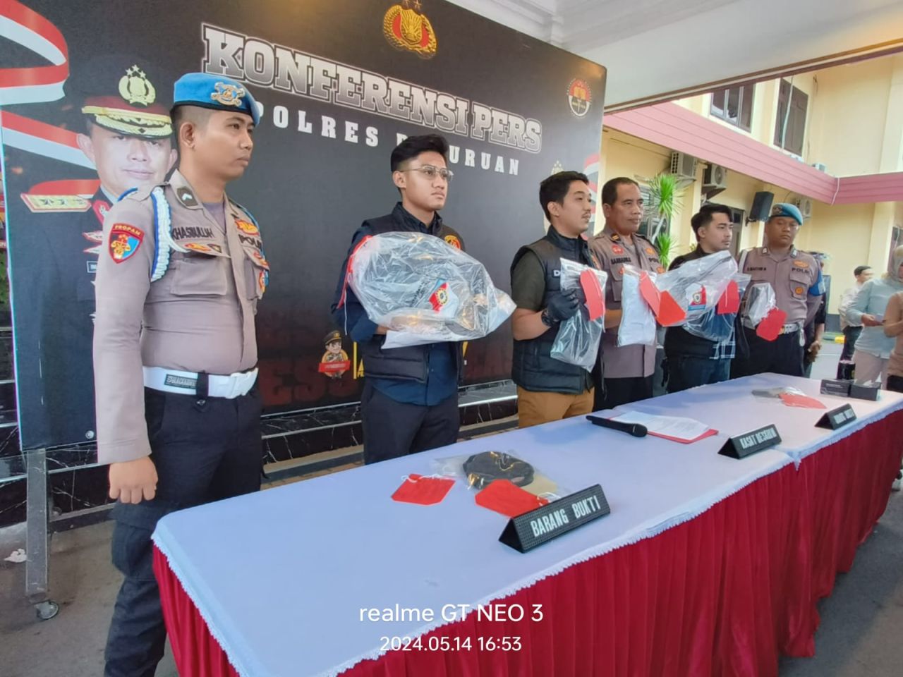 Petugas menunjuk Barang Bukti yang berhasil disita dari tangan pelaku