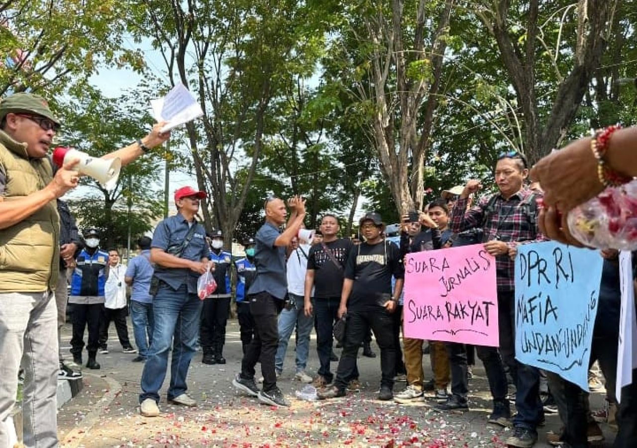 Puluhan jurnalis melakukan aksi damai di Gedung DPRD Kabupaten Pasuruan tolak RUU Penyiaran