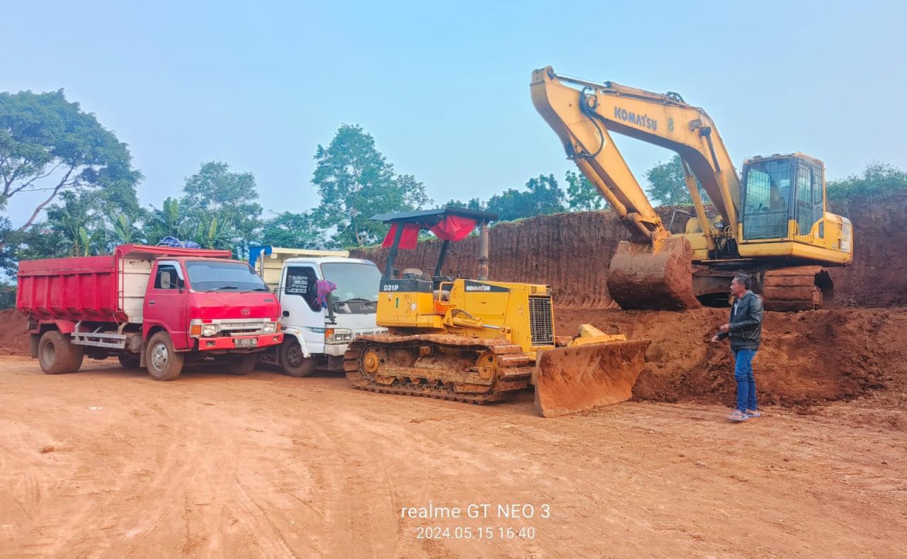 Dilokasi kegiatan cut and fill di Sentul ada excavator dan dua truk