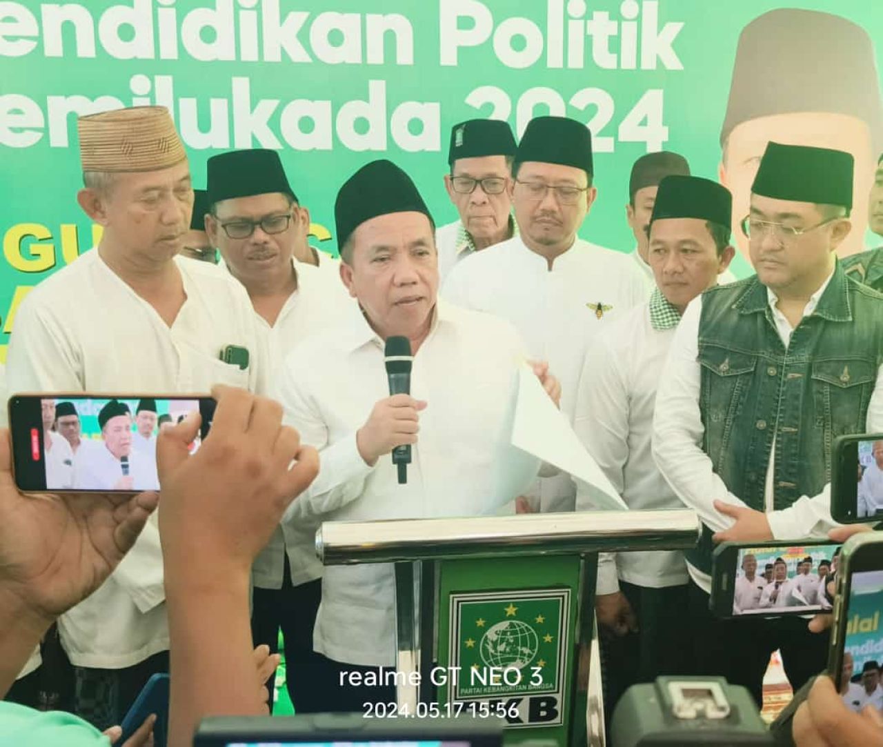 Gua Mujib Imron saat memberikan keterangan pers di Kantor DPC PKB Kabupaten Pasuruan.