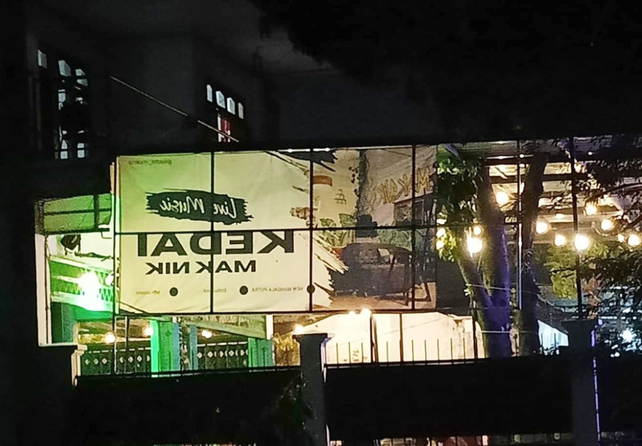 Kedai Mak Nik terletak di Jalan Raya Pandan-Bangil yang diduga menyediakan miras dan musik DJ.
