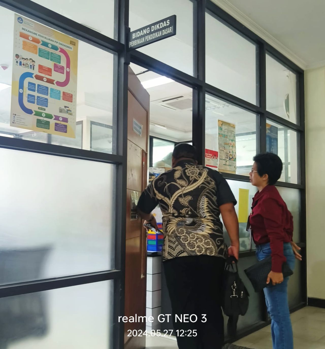 Seorang pengadu menemui salah satu Kabid di lingkup Dinas Pendidikan dan Kebudayaan Kabupaten Pasuruan.