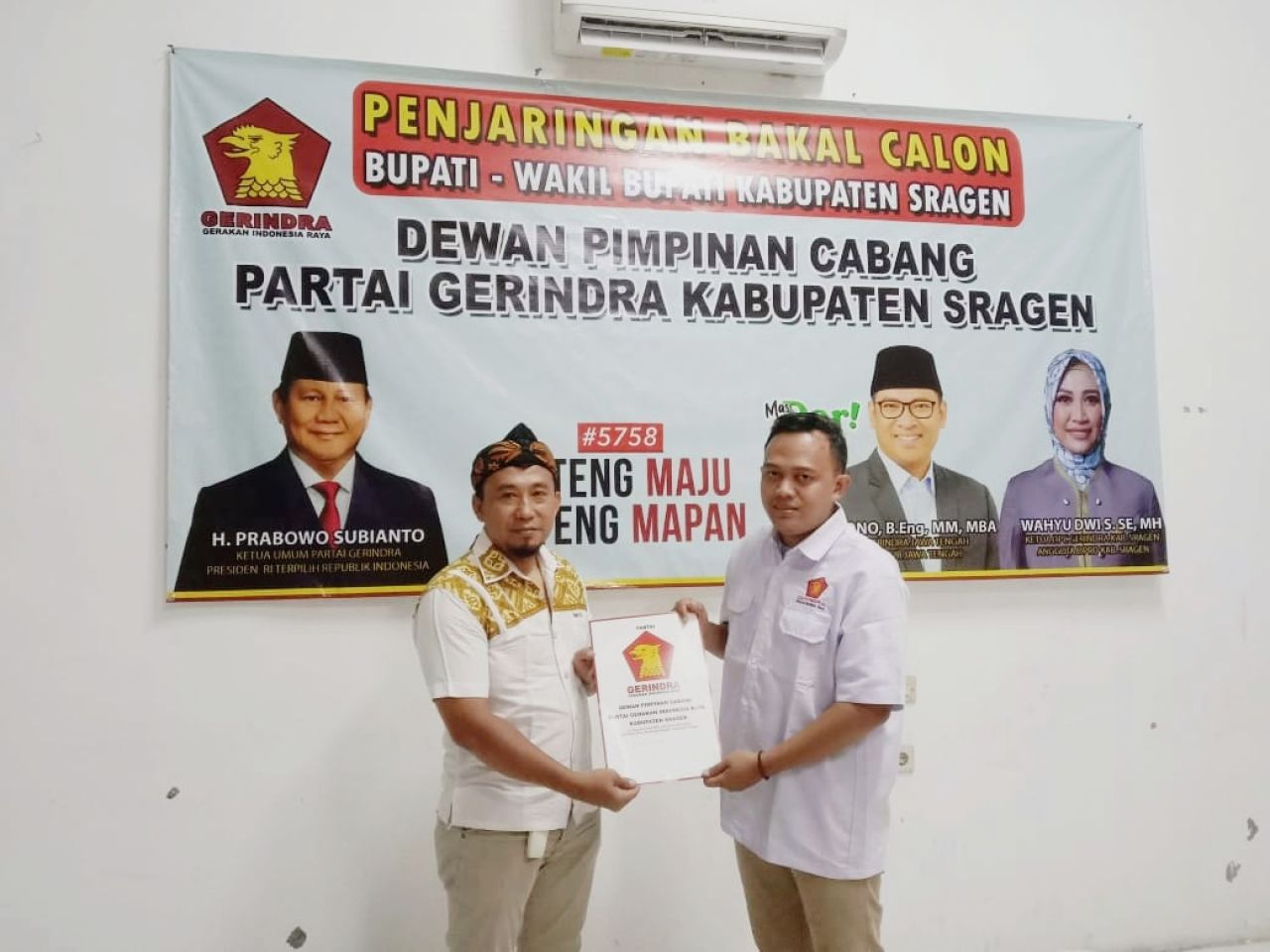 Danan Heruwanto saat mengambil Formulir Pendaftaran di DPD Partai Gerindra Sragen