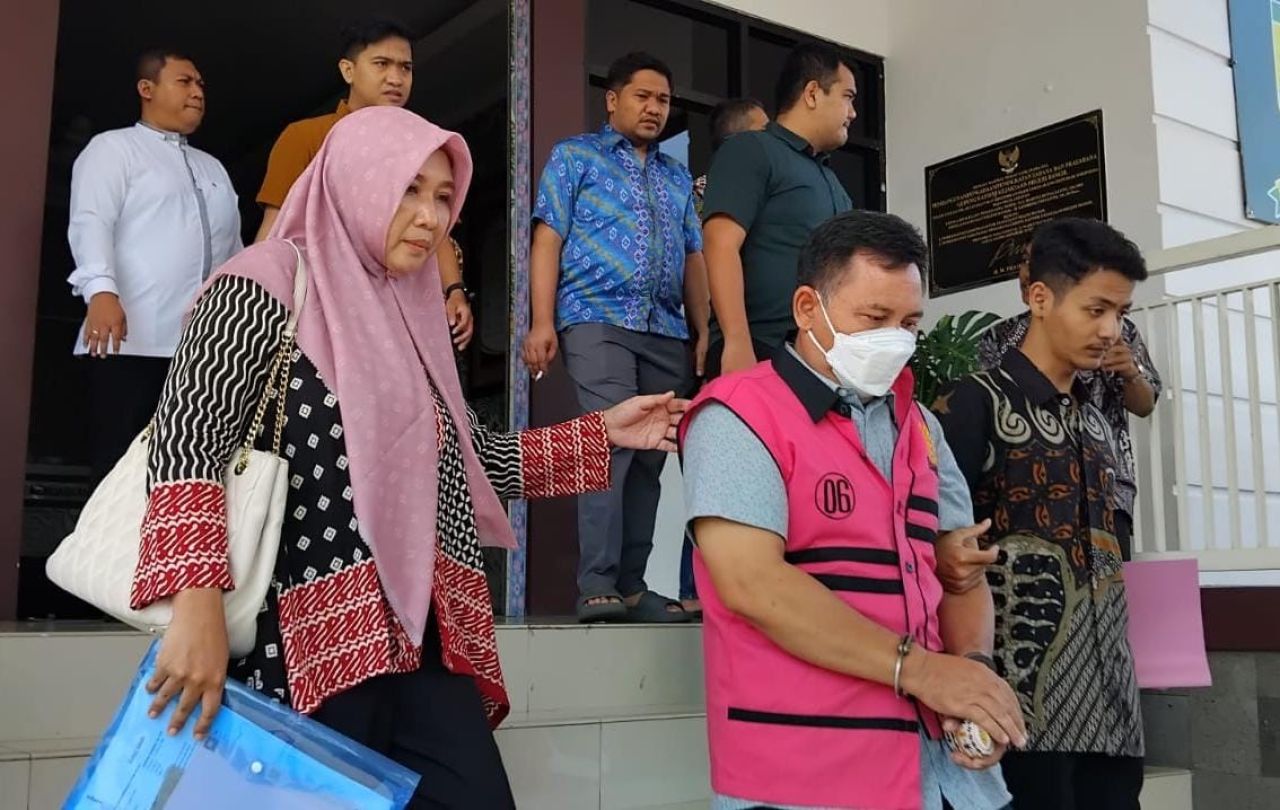 Akhmad Khasani Mantan Kepala BPKPD Kabupaten Pasuruan digelandang petugas masuk ke mobil tahanan