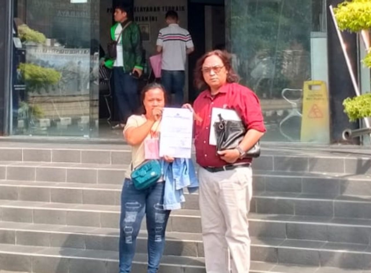 Ibu korban, Irma Sari bersama kuasa Hukumnya, Dodik Firmansyah, usai melapor ke Polrestabes Surabaya