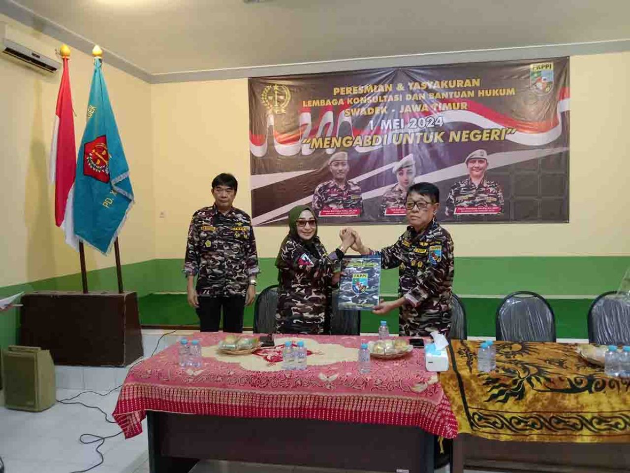 Priyo Effendi menyerahkan SK Pengurus LKBH SWADEK ke Yuli Sulistiawati