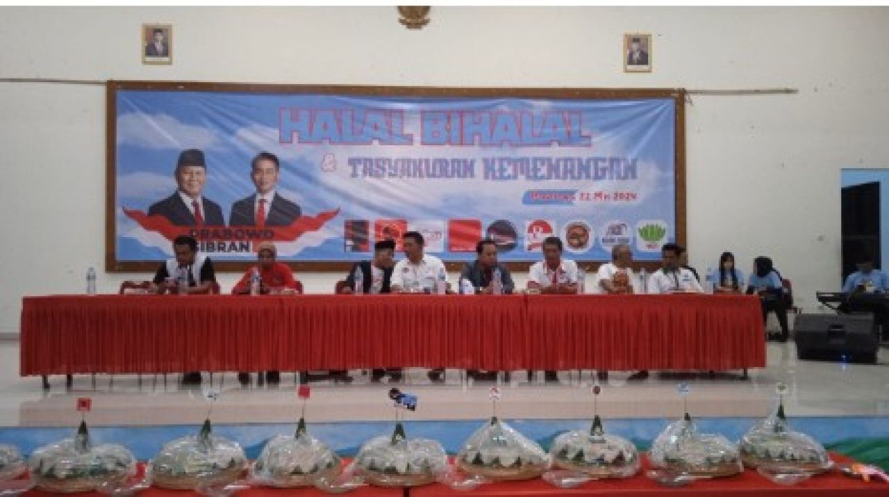 Foto bersama 9 Relawan Prabowo - Gibran di acara tasyakuran