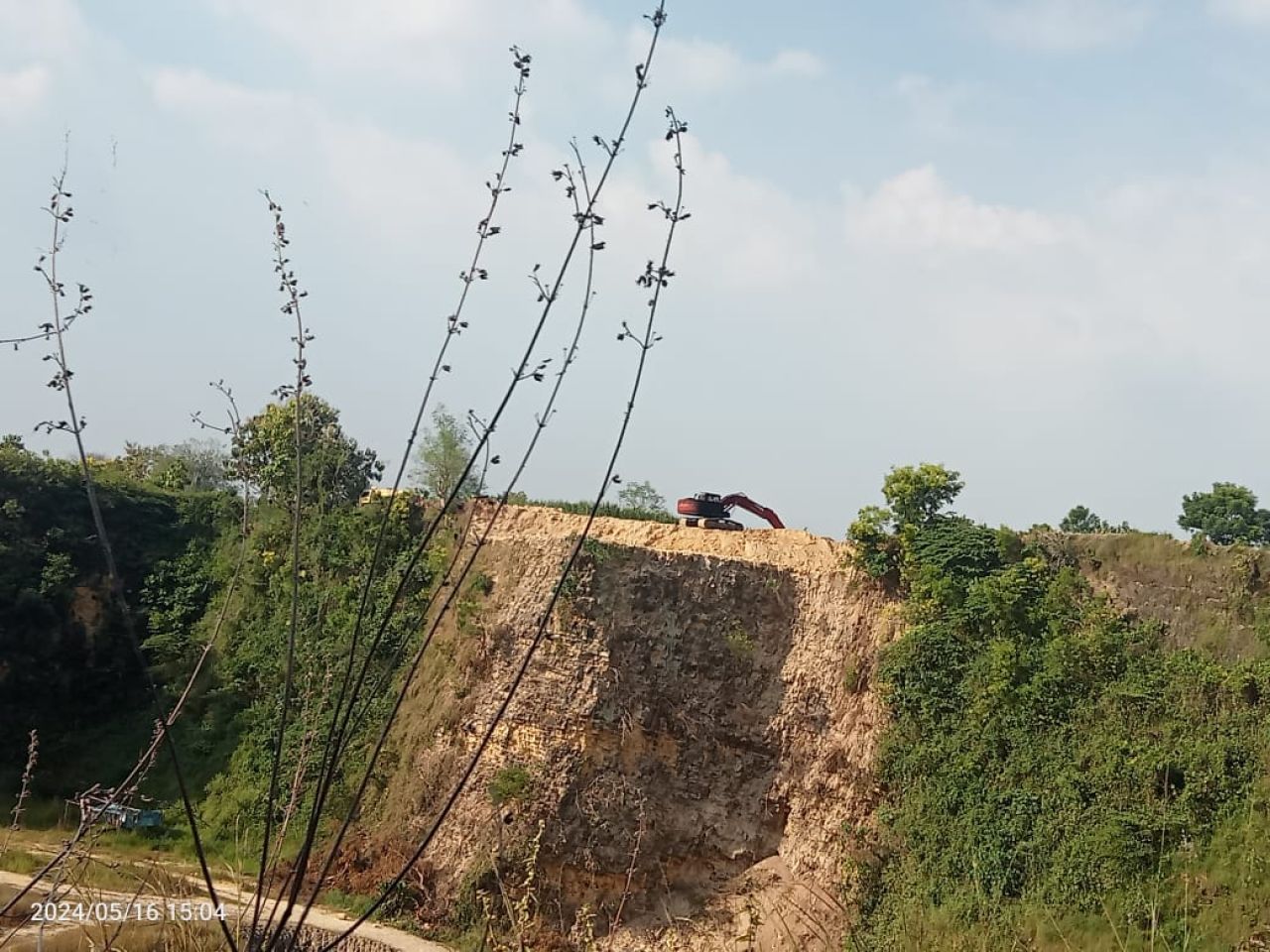 Dari kejauhan, kegiatan tambang yang dikelola Sutris