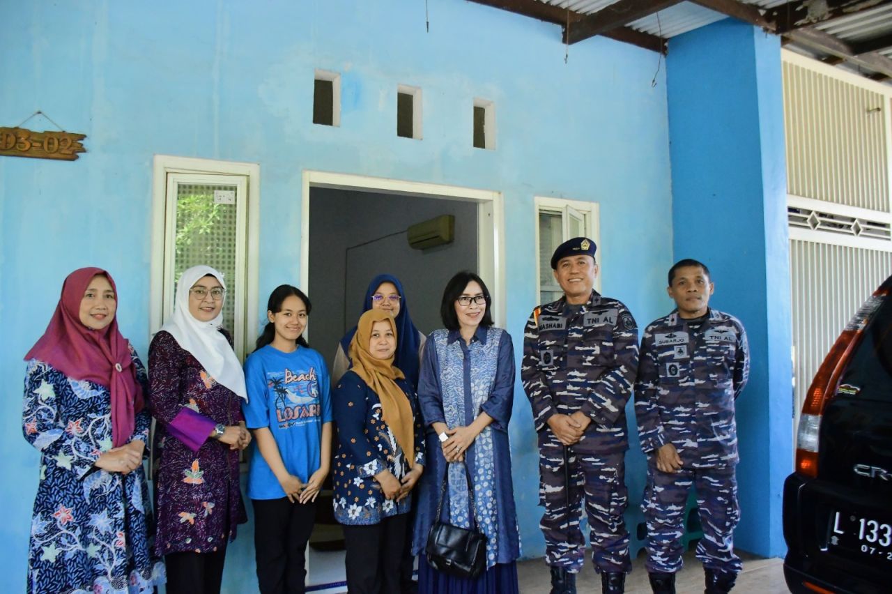 Tiga anggota Warakawuri Puspenerbal yang dikunjungi sekaligus mendapatkan taliasih.