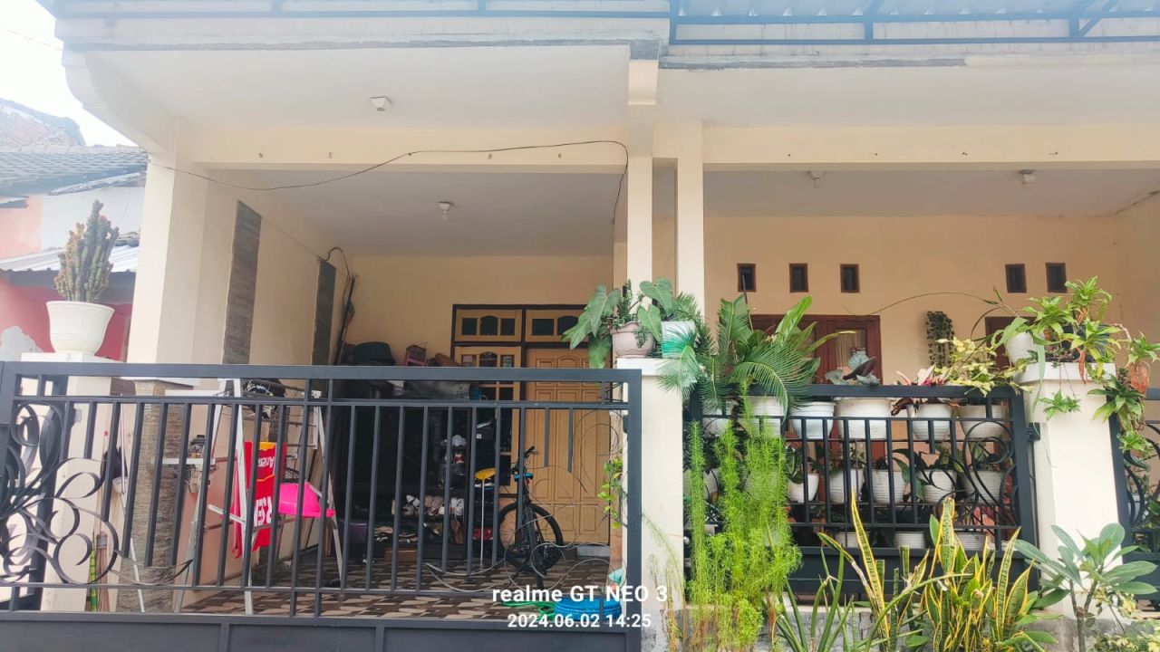 Rumah orang tua S di Perum Candra Kartika Sukorejo