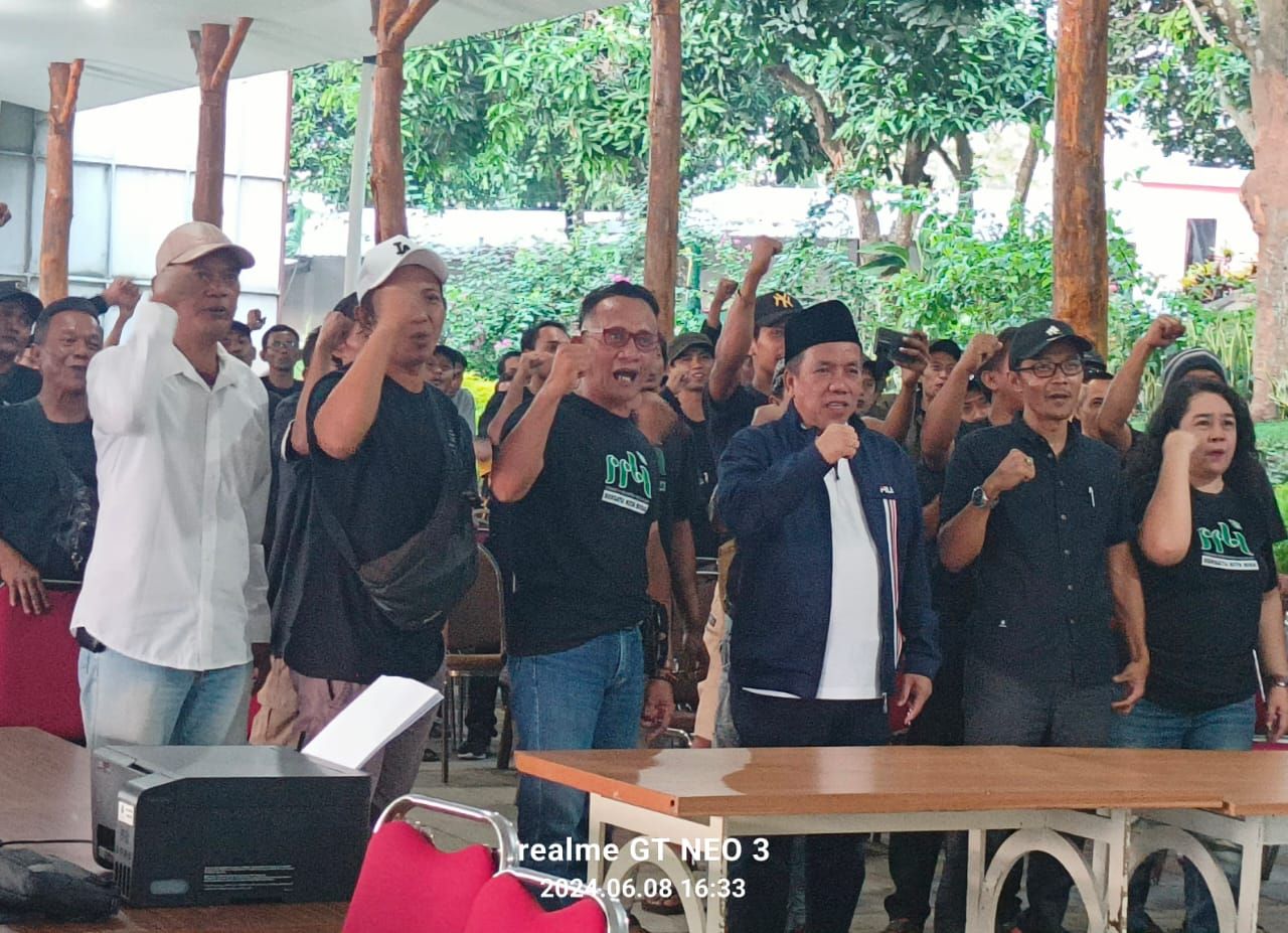 Abdul Mujib Imron Cabup Pasuruan berpose bersama PPBI di Makoya-Pandaa