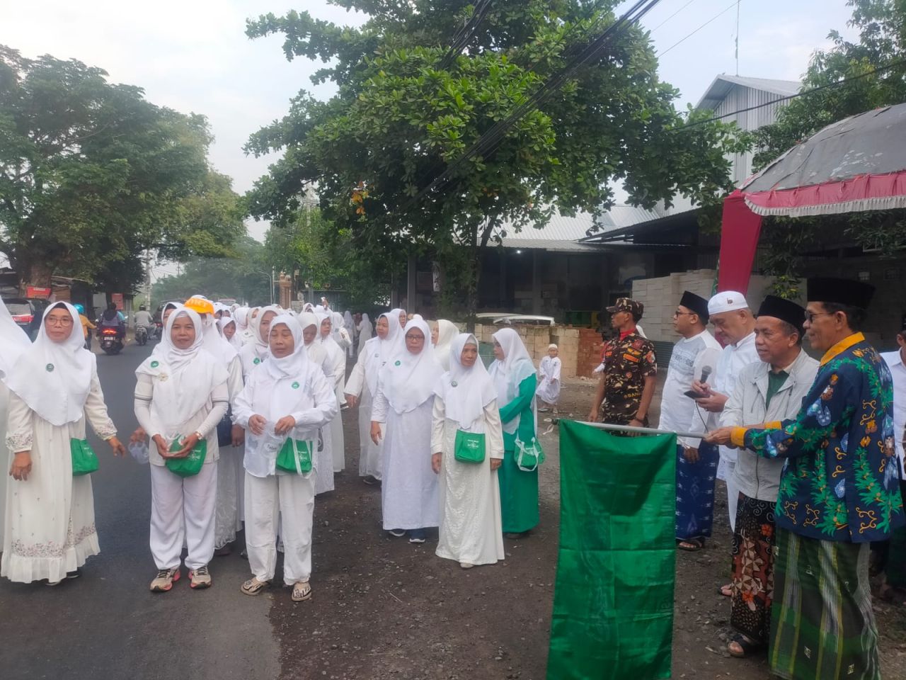 Secara simbolis Gus Mujib Cabup Pasuruan membuka jalan sehat Sai'i di Gunung Gangsir