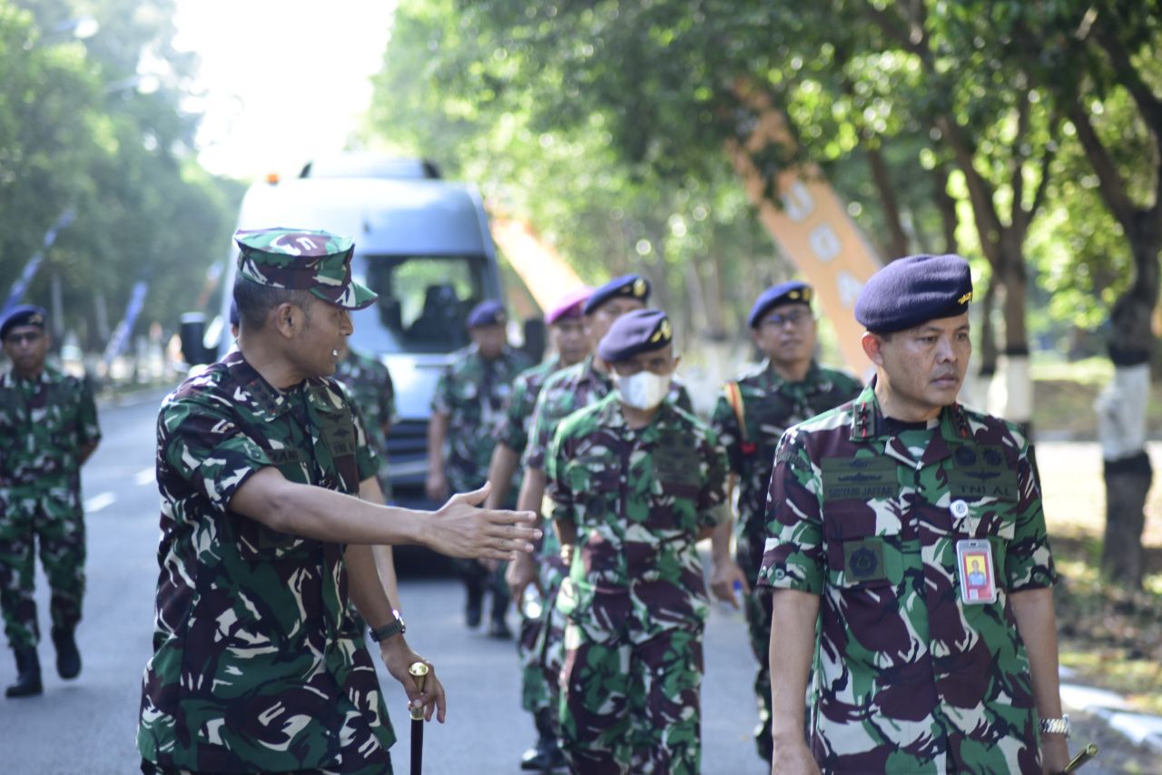 Laksmana Muda TNl Sisyani Jaffar mengecek kesiapan fasilitas, sarana prasarana, kebersihan dan kerapihan kawasan Pangkalan Udara TNl AL