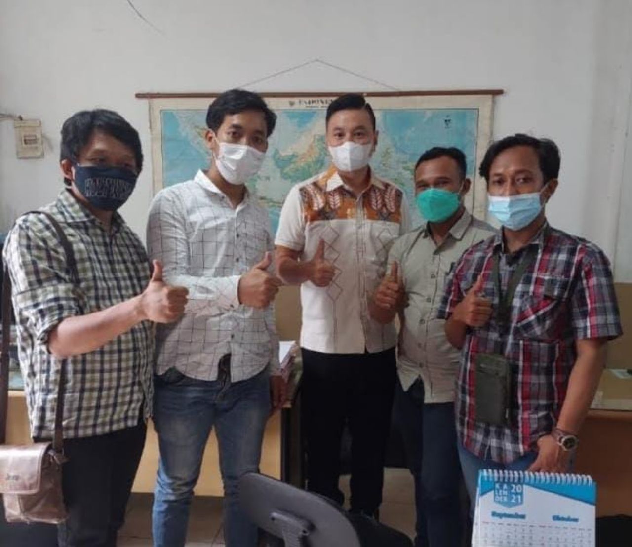 Abdul Munif (nomor dua dari kanan) sewaktu bertemu dengan Freddy Thie (tengah) di kantor PT. Persada Nusantara Timur daerah Tanjungsari Surabaya, 24 September 2021 (Foto : Dok Pribadi Abdul Munif)