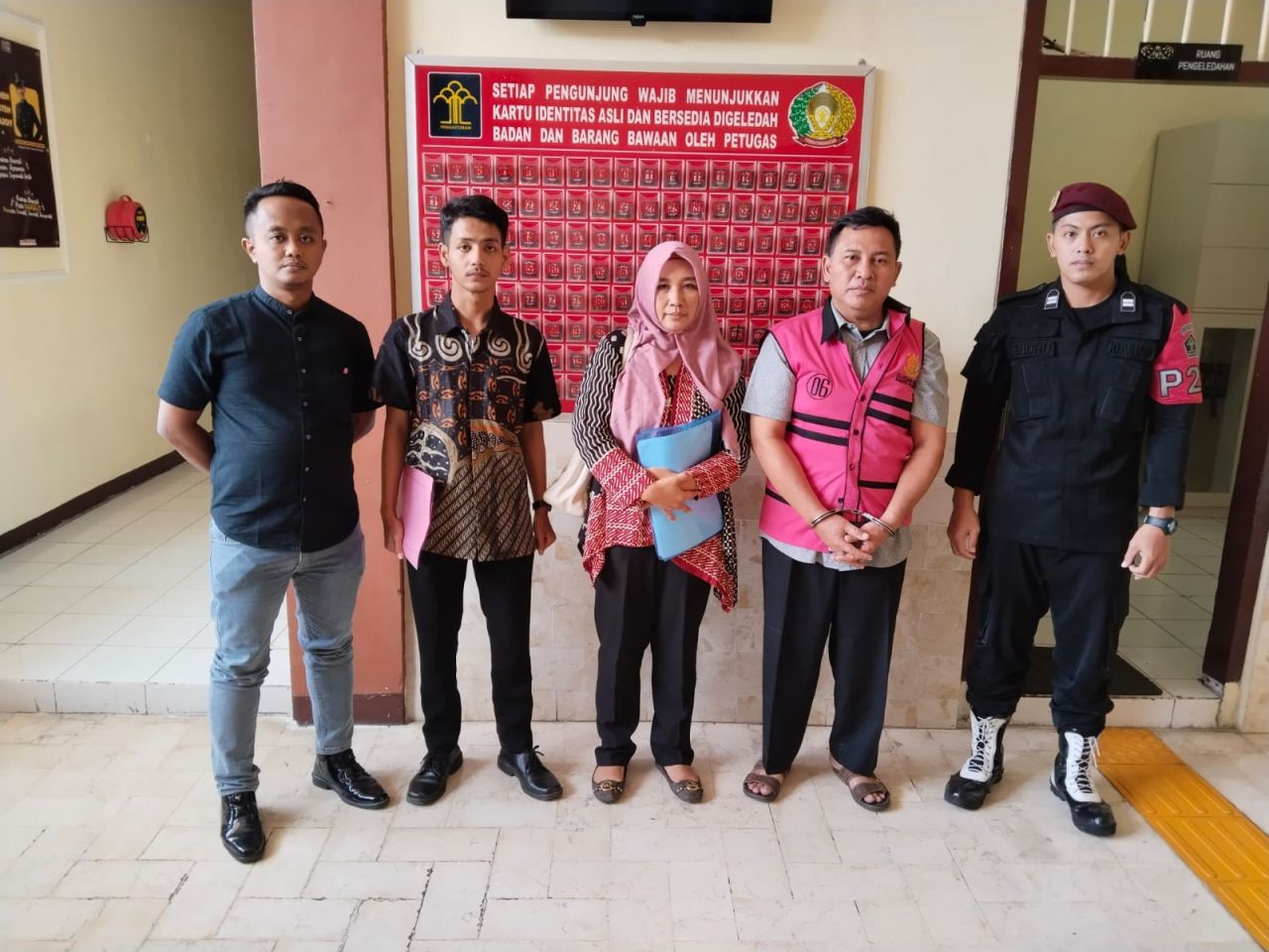 Akhmad Khasani Kepala BPKPD Kabupaten Pasuruan saat ditahan kejaksaan atas kasus dugaan pemotongan dana insentif pegawai