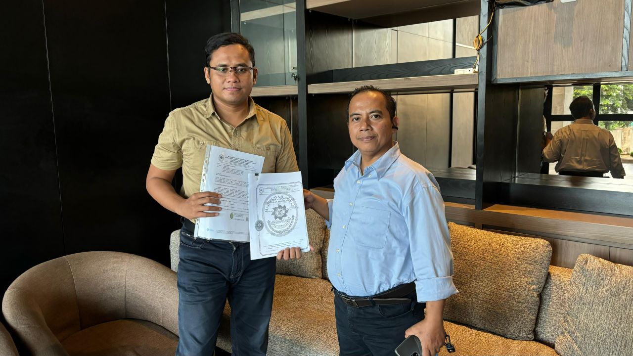 Kodrat Anwar menunjukkan berkas amar putusan PN Niaga Surabaya