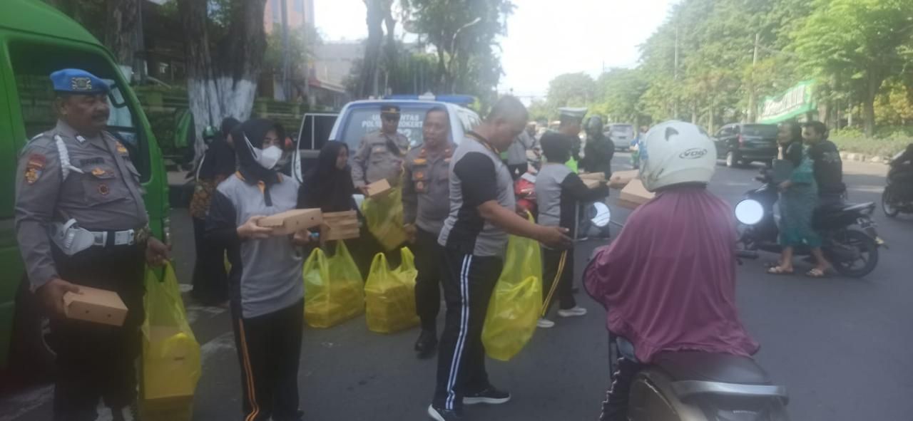 Kapolsek Simokerto bagikan nasi kota ke pengendara
