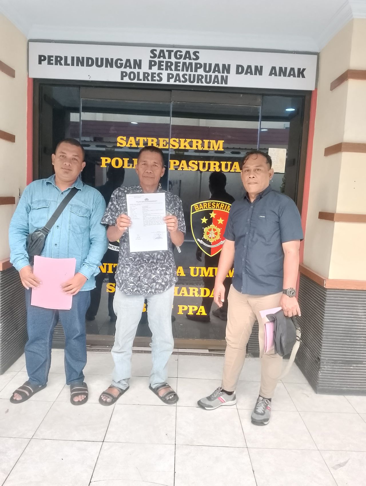 Eko R Handoyo saat mendampingi kliennya melaporkan ke polisi