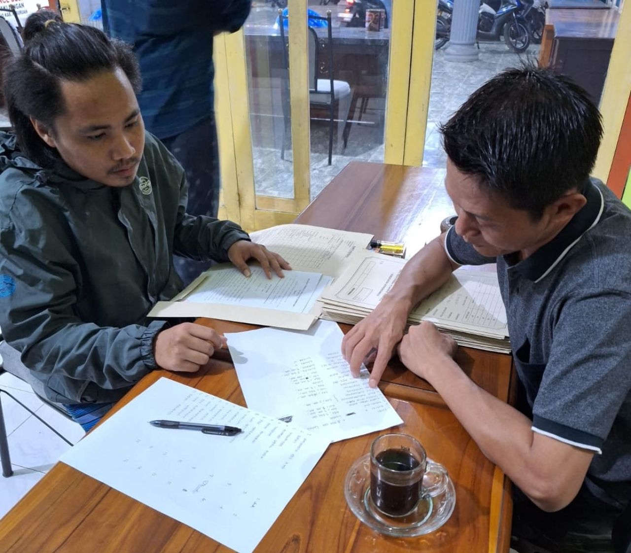 Kades Pakijangan Hardy Tri H saat membagikan AJB milik warga yang tinggal dikaplingan.