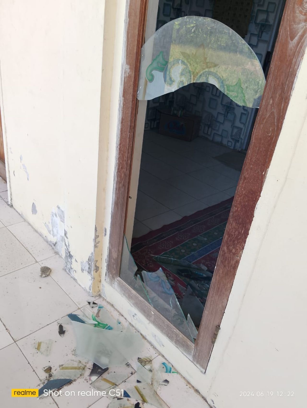 Kantor LSM FPSR yang dipecah kacanya