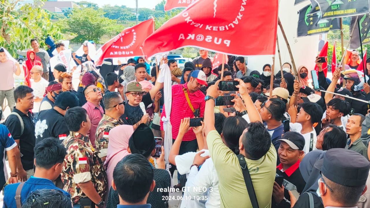 Ratusan NJO tergabung dalam GERAM melakukan aksi demo di depan Graha Maslahat menuntut tranparasi proyek Revitalisasi Kawasan Wisata Cheng Hoo