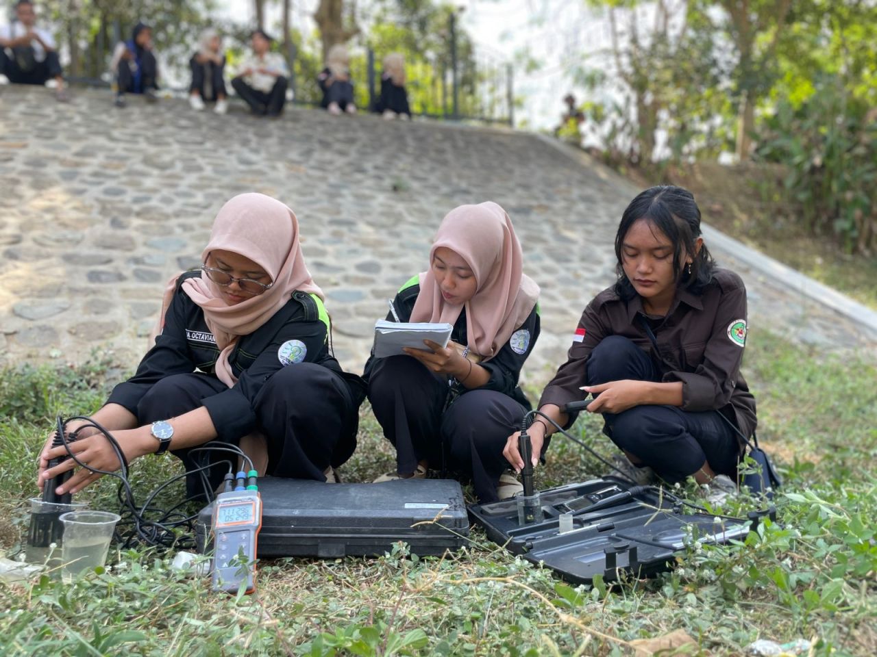 Mahasiswa melakukan uji air sungai